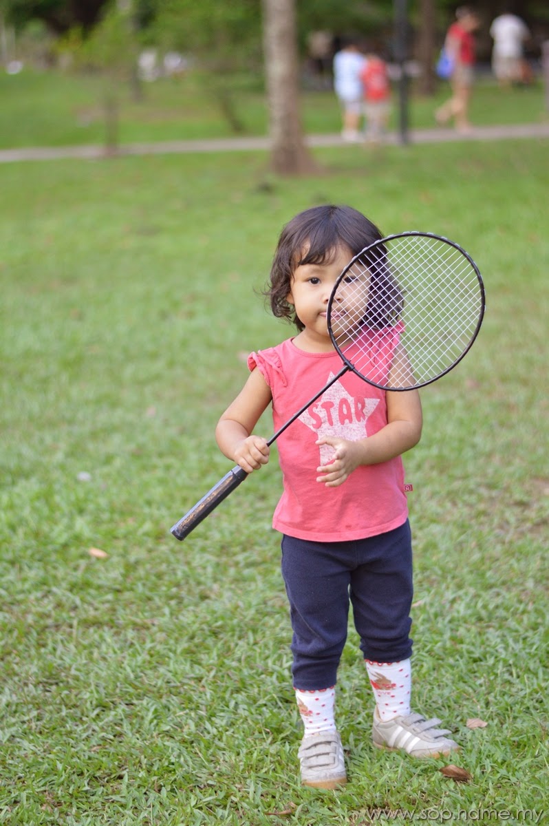 Cerita Bergambar - Auni bermain badminton