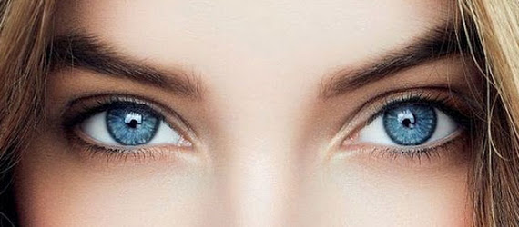 Sarışın bir bayanın mavi gözlerinin yakından görünüşü
