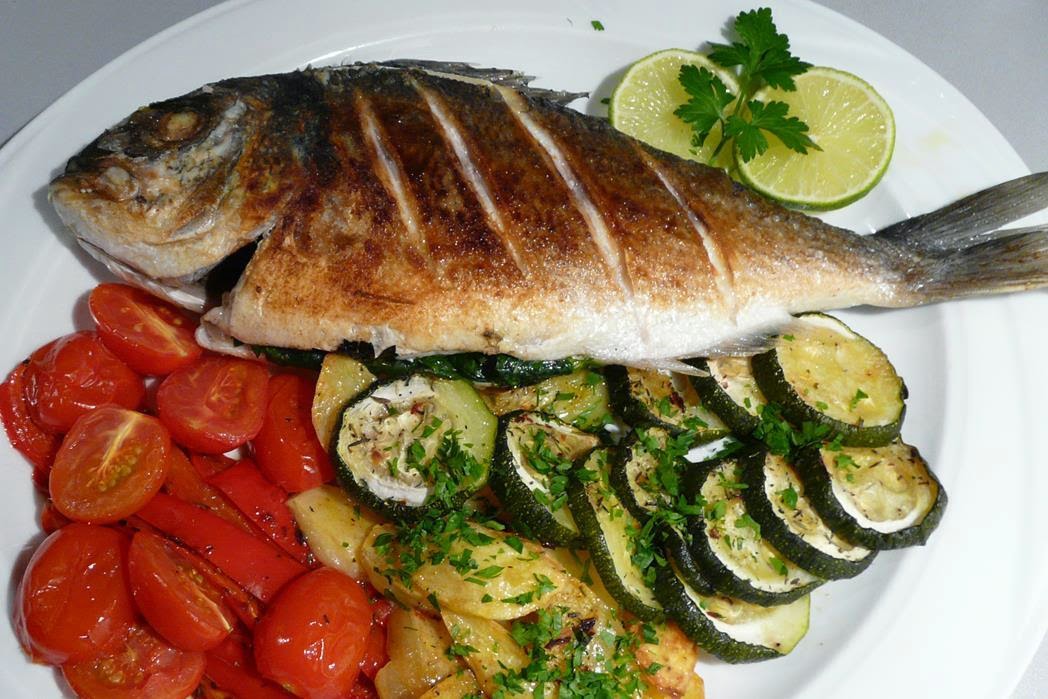 Kulinarische Welten zu Fisch- und Meeresfrucht: Dorade ganz mit Ofengemüse