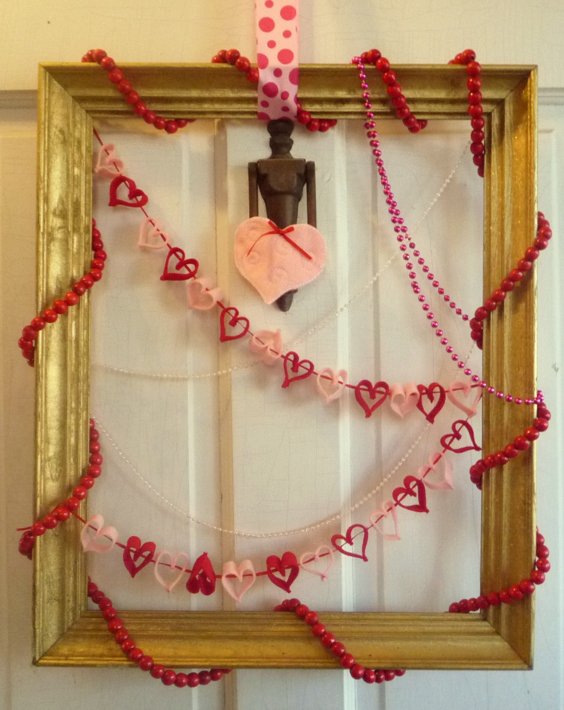 A Busy Mom's Blog: Valentines' Day Picture Frame Wreath DIY