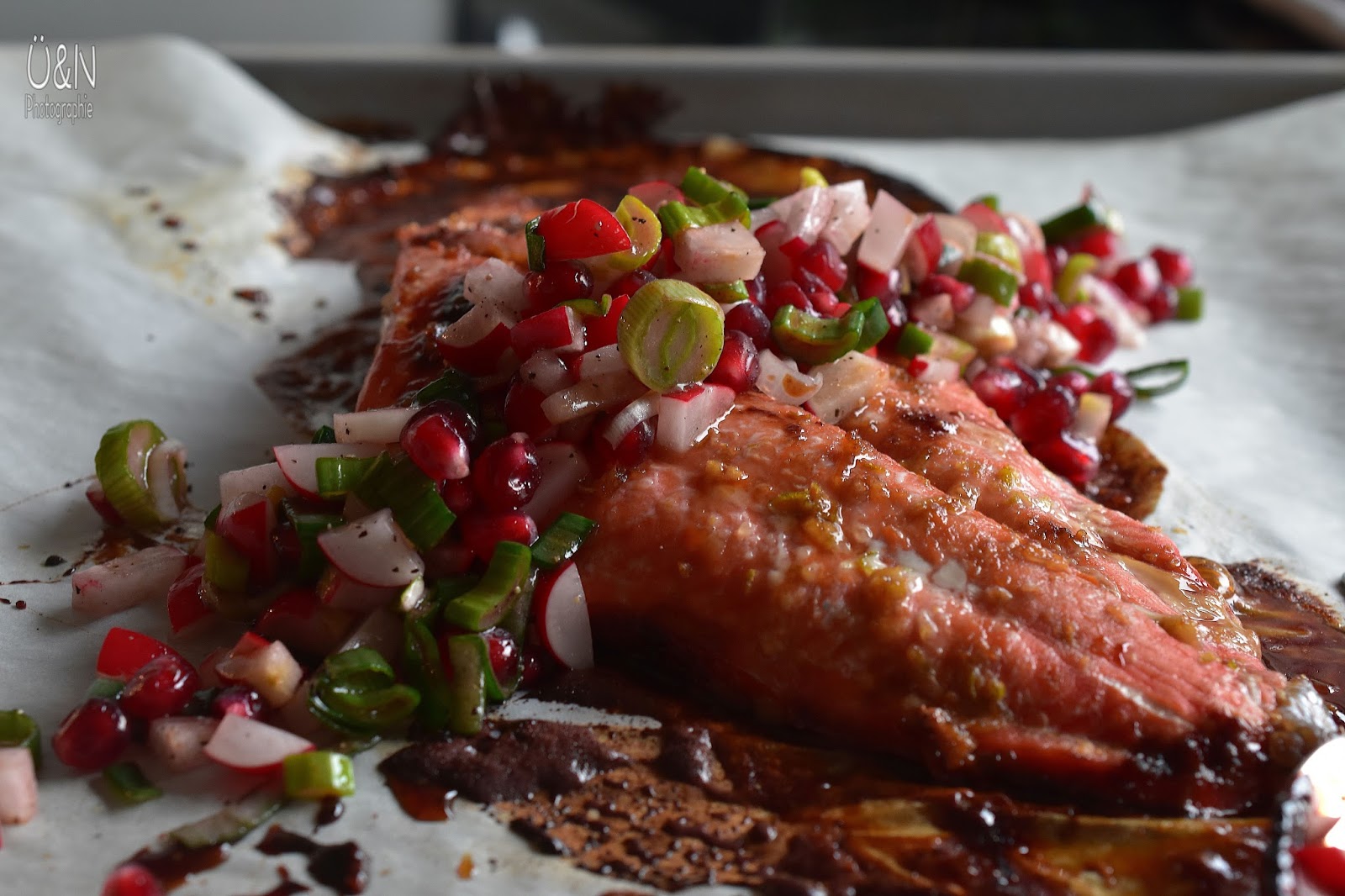 Überall &amp; Nirgendwo: Teriyaki Wildlachs mit Radieschen Granatapfel Salsa