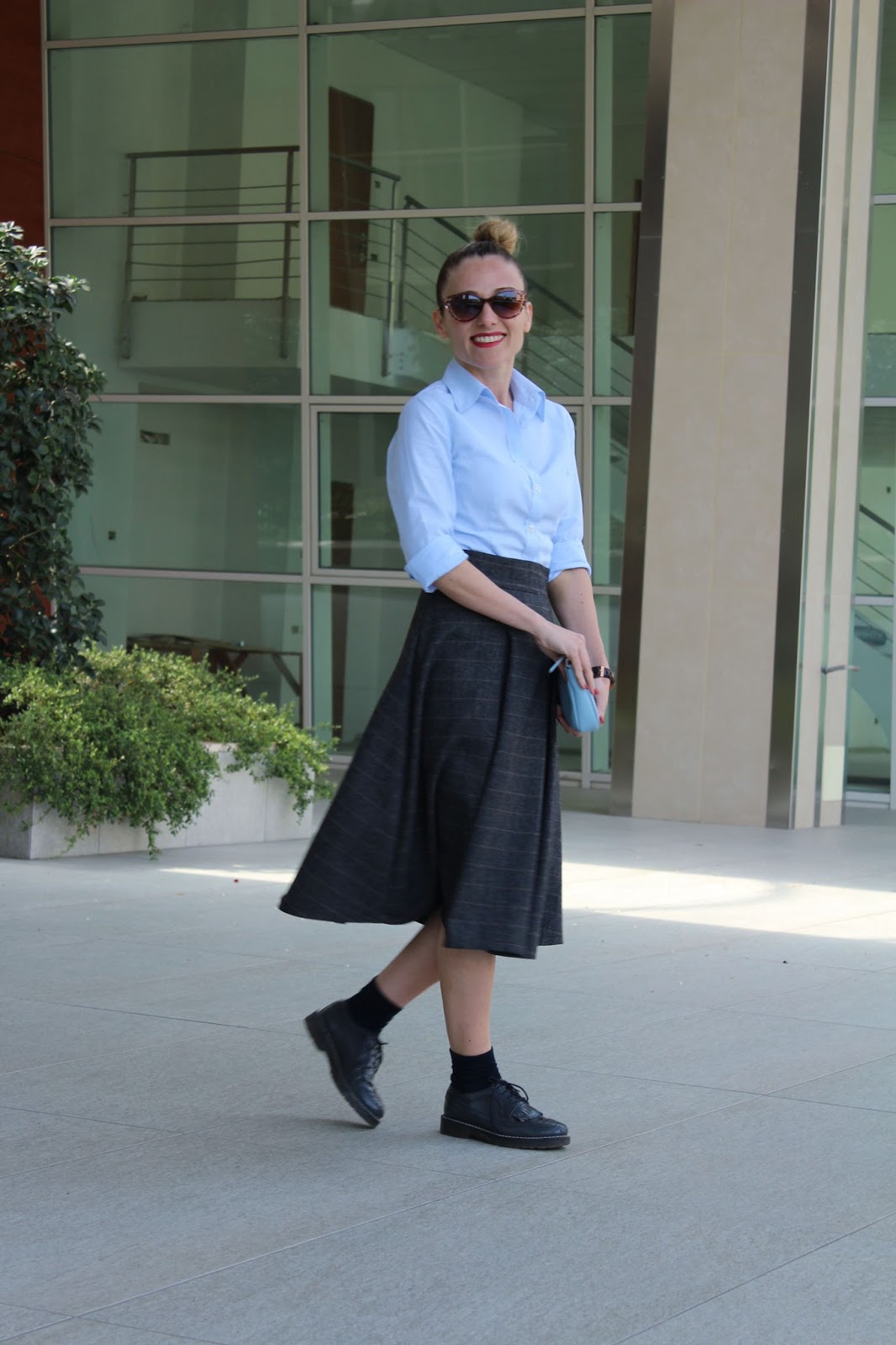 Eniwhere Fashion - Midi skirt and blue shirt