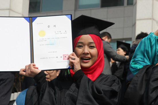 Foto Blogger Farah Lee dan Ally Iskandar Hari Jubah Inha University, Korea Selatan