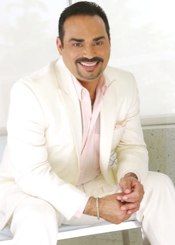 Gilberto Santa Rosa Foto de Gilberto Santa Rosa posando sentado