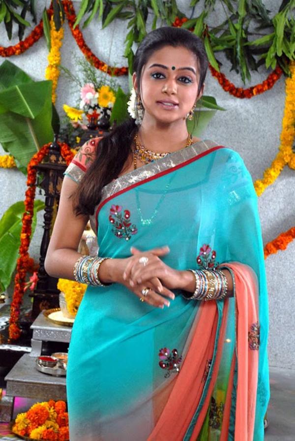 [Image: Actress%2BPriyamani%2BHot%2BSaree%2BStil...2%2529.jpg]
