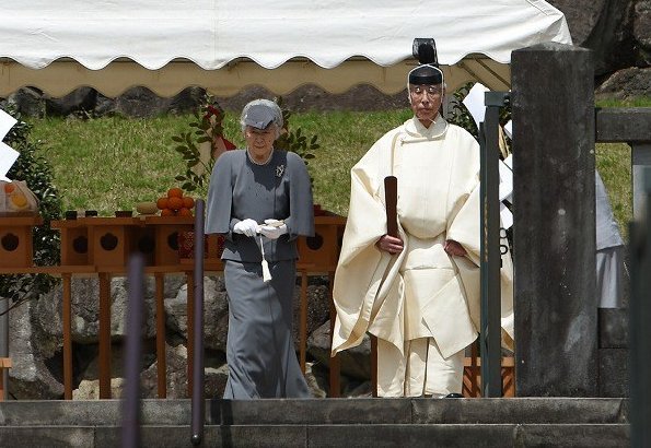 Emperor-Akihito-and-Empress-Michiko-4.jpg