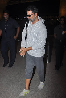 Akshay Kumar Snapped at Mumbai Airport Last Night While Leaving For Shoot of Singh