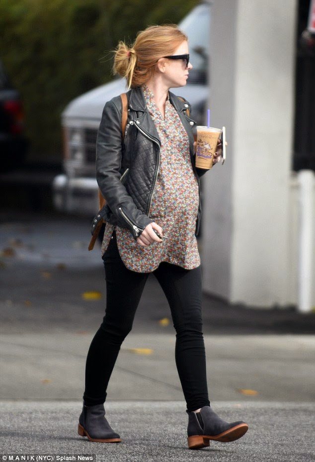 pregnant women beautiful: Heavily pregnant Isla Fisher looks ready to