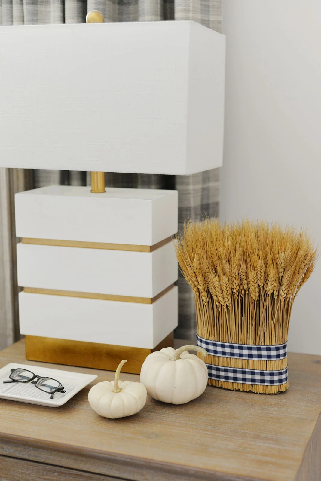 simple fall decorating ideas for the bedroom, plaid accessories