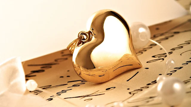 Gouden hanger in vorm van een liefdes hartje