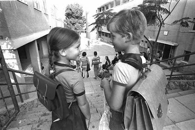 תמונה של ילד וילדה ביום הראשון ללימודים בשנת 1980 שהוא כנהוג אחד בספטמבר. התמונה היא מאוסף התצלומים הלאומי, צילם יעקב סער 