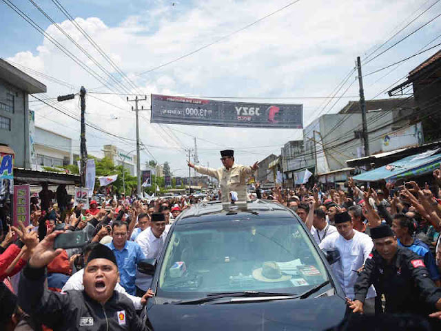 Warga Ponpes Darussalam Wanaraja Sambut Prabowo Subianto Warga Ponpes Darussalam Wanaraja Sambut Prabowo Subianto