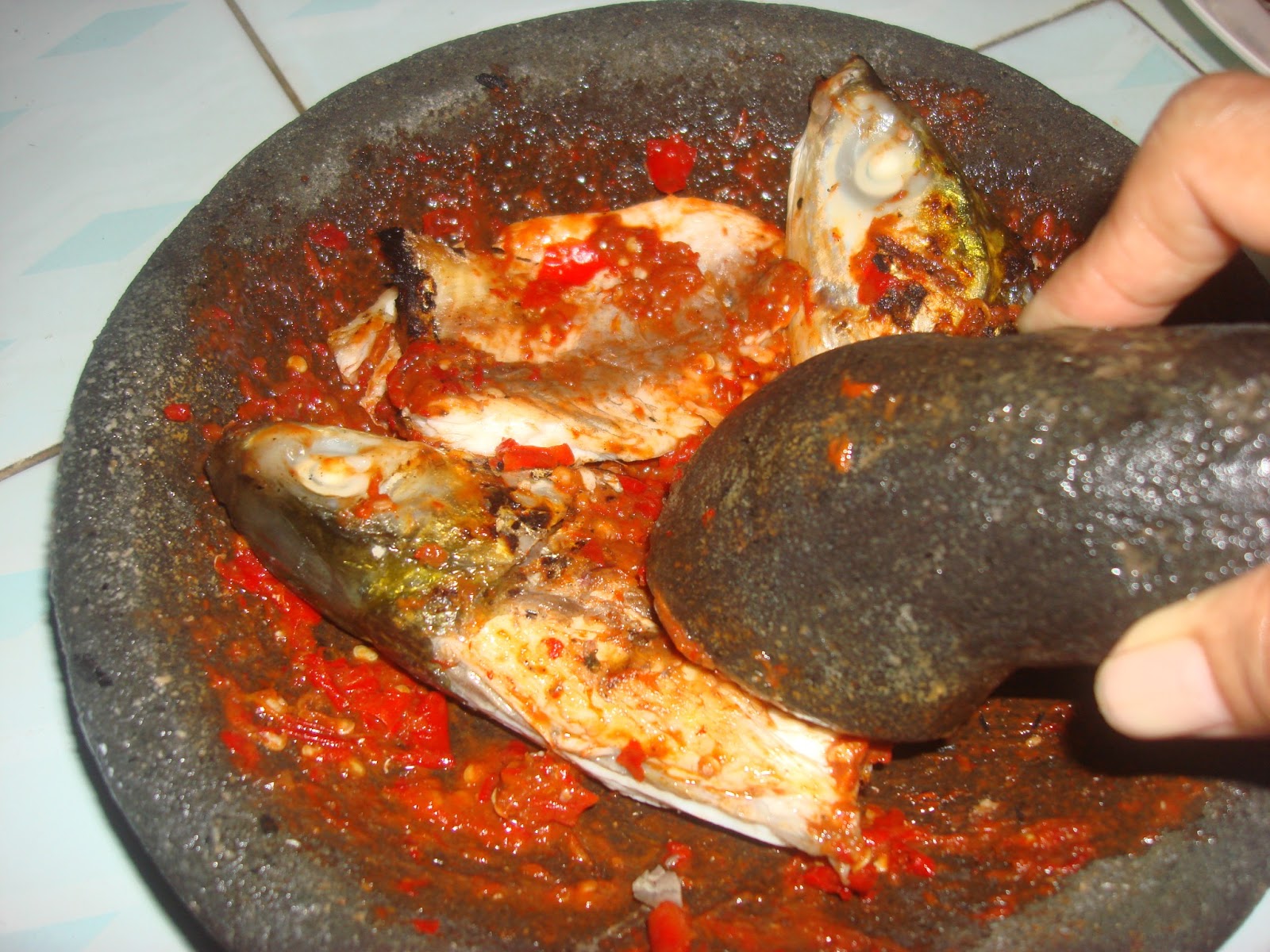 Ikan Bandeng Penyet dengan Sambal Lalapan khas Juwana