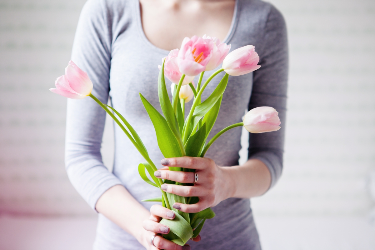 różowe tulipany w dłoni