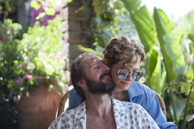 A Bigger Splash der cineast Filmblog Tilda Swinton und Ralph Fiennes als gute Freunde in der Idylle