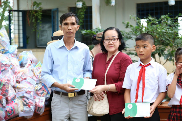Địa Ốc Long Phát trao nhiều suất học bổng đến tay học sinh nghèo Đồng Tháp Địa Ốc Long Phát trao nhiều suất học bổng đến tay học sinh nghèo Đồng Tháp