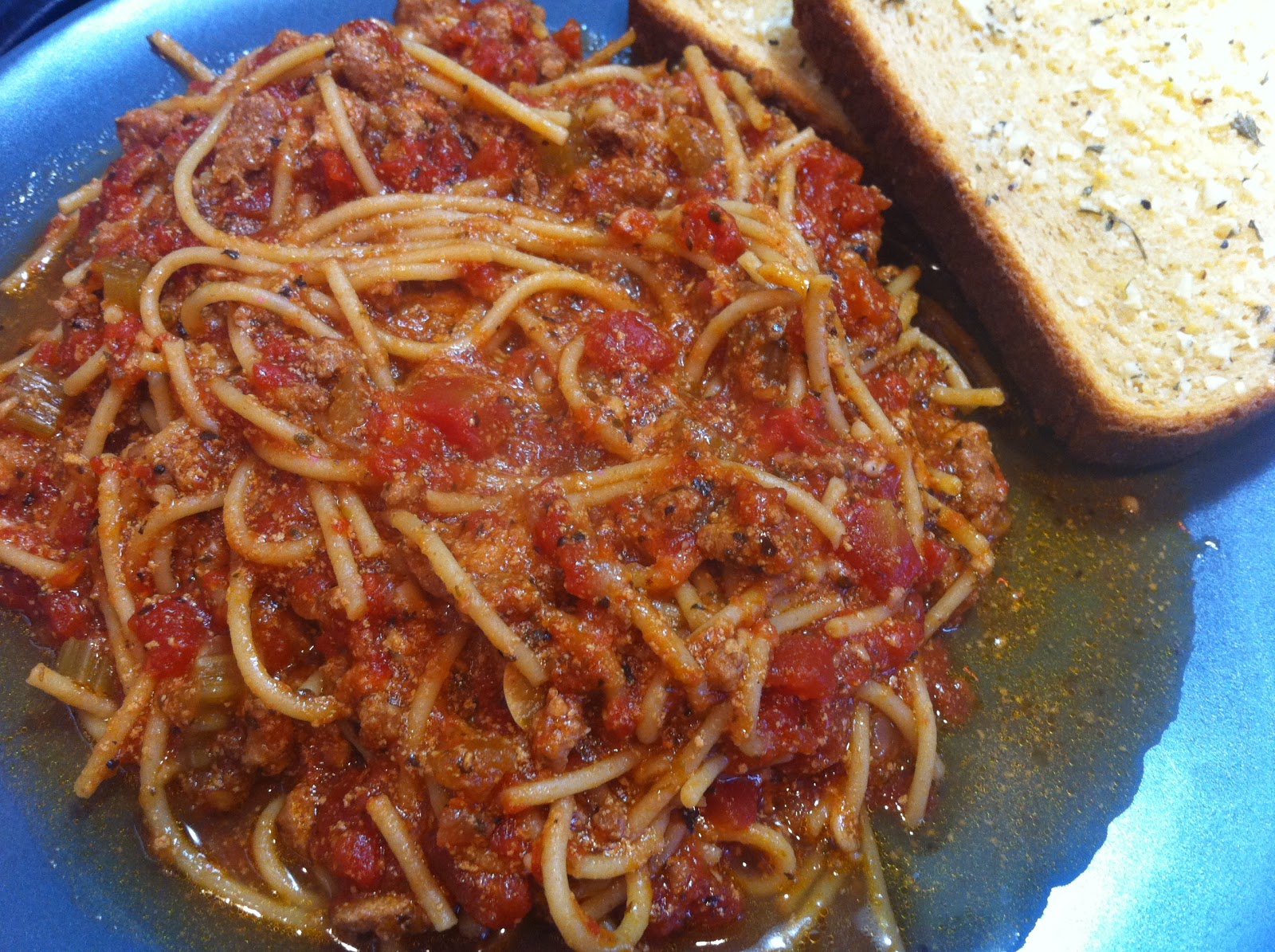 Тесто соус мясо. Спагетти с мясным соусом. Мясной соус к спагетти из фарша. Мясная подлива из муравьев.