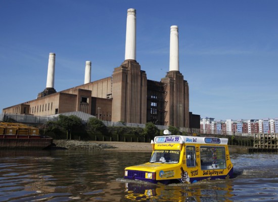 World’s First Amphibious Ice-Cream Truck Sails the Thames