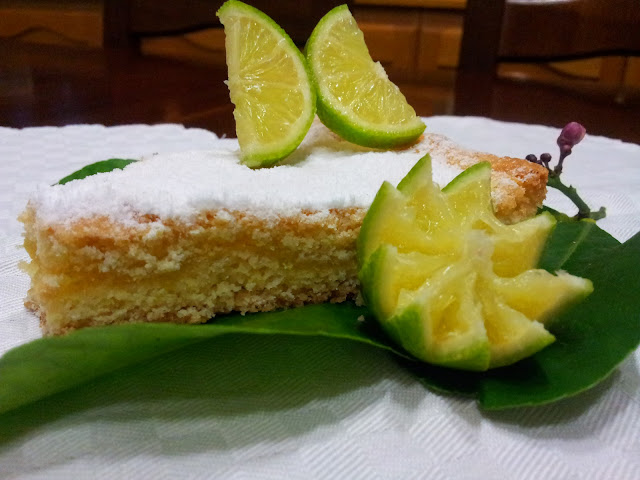 una fetta di torta al limone