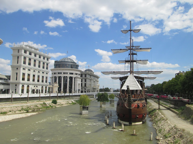 El río Vardar es el río que atraviesa Skopje