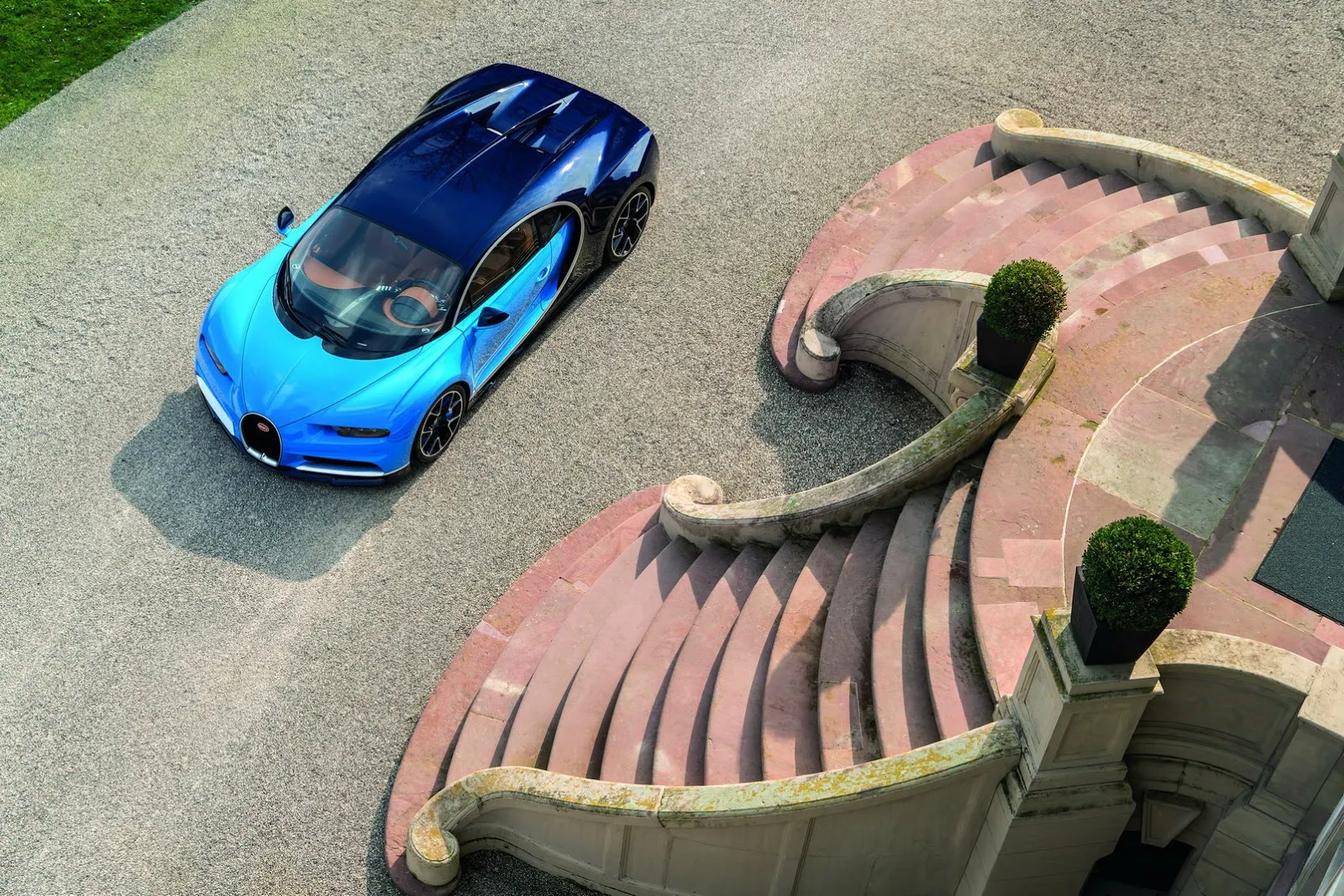 So sánh siêu xe Bugatti Chiron và Koenigsegg Regera