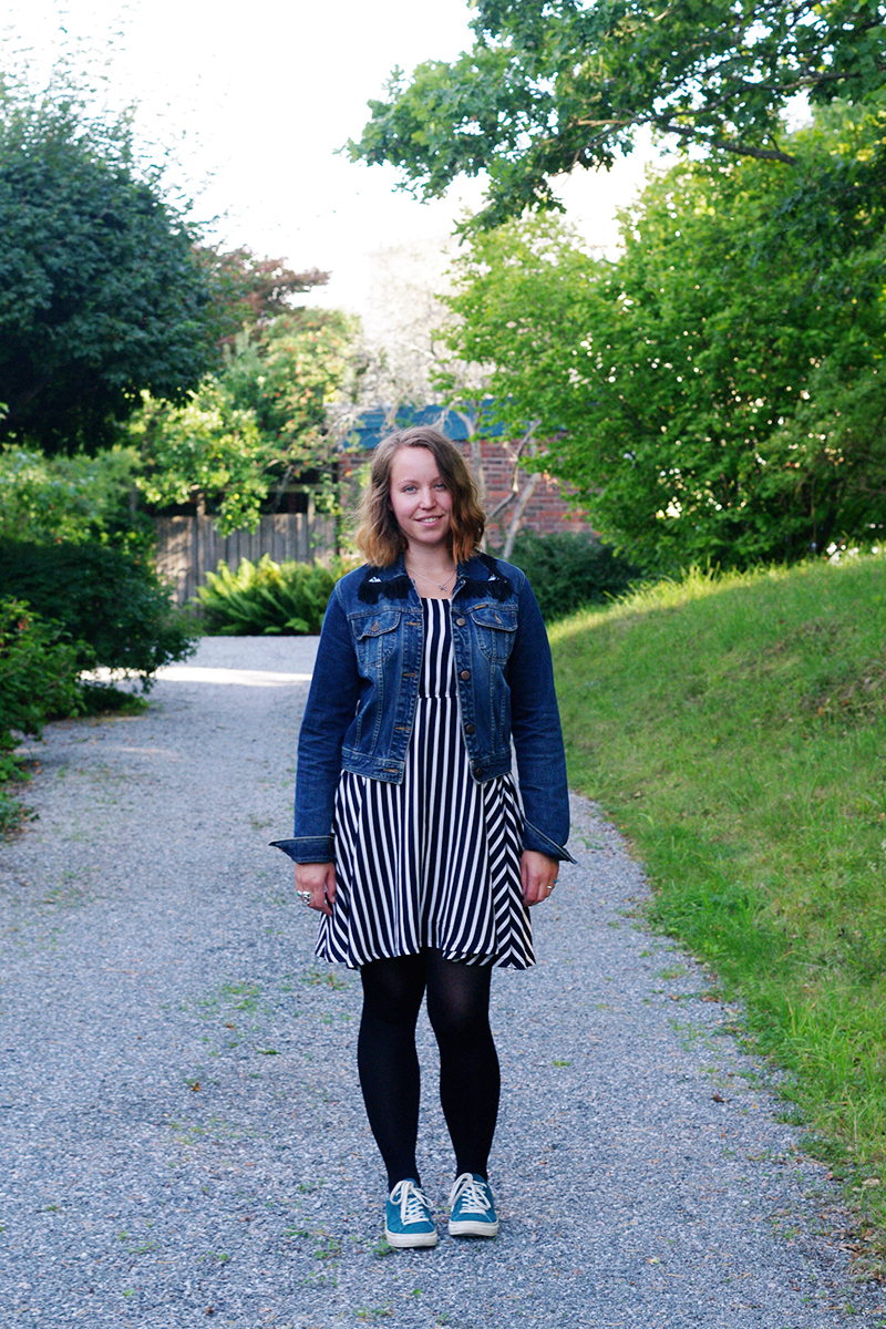 Jeansjacka dekorerad med grafiskt tryck och frans av Alicia Sivertsson. / Embellished denim jacket with graphic print and fringe, by Alicia Sivertsson. aliciasivert alicia sivert alicia sivertsson jeans jeansjacka denim jacket decorated dekorerad pimpad embellished pyntad upcycle remake återbruk skapa skapande kreativitet monthly makers kläder augusti 2017 kreativ utmaning skaparutmaning bloggutmaning diy do it yourself gör det själv tryck textil textilt textiltryck textile print on fabric screentryck screenram tejptryck tapetryck tejp tape frans fringe fransar
