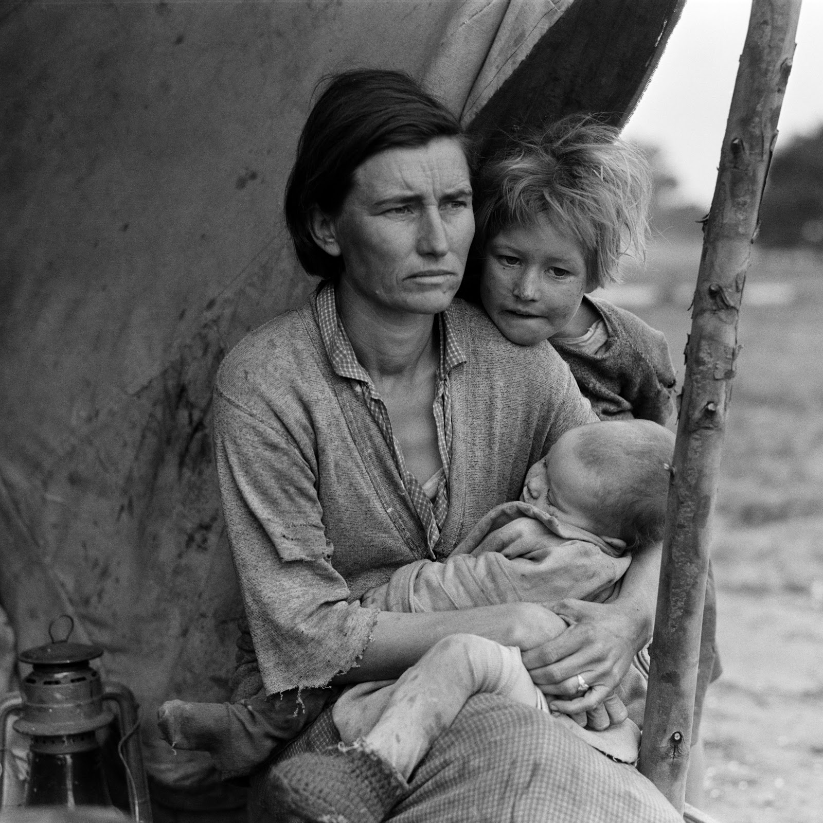 Dorothea_Lange,_Migrant_mother_%28alternative%29,_Nipomo,_California,_1936.jpg