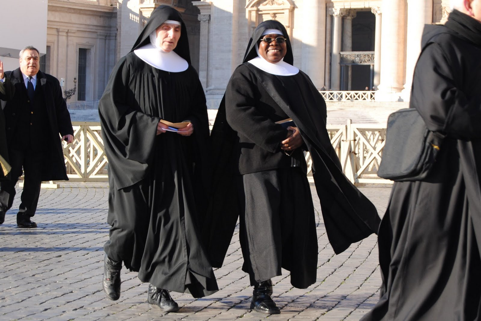 долорес харт монахиня настоятельница. испанский монастырь монашки. кристина пиахет монахиня. монахини ватикана. монахиня тамплемарского монастыря.