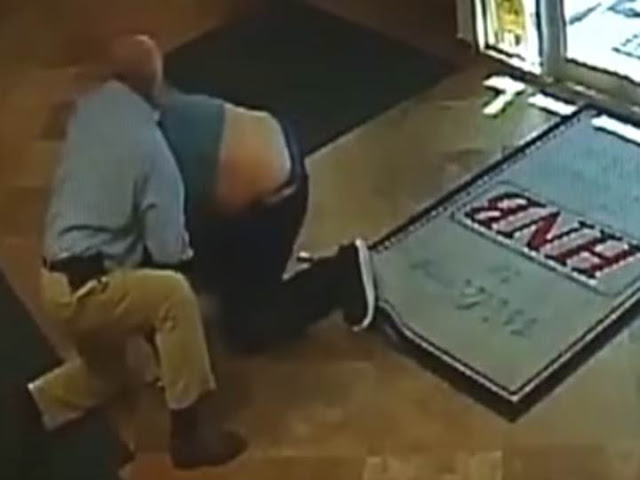 (VIDEO) ¡Abuelito heroico detiene asalto a mano armada!