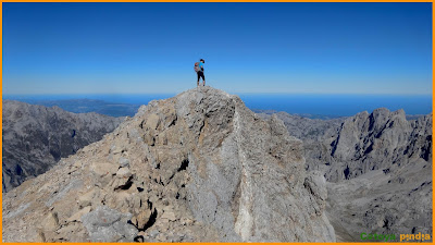 Torre de la Palanca Subida a la Torre de la Palanca y la Torre de Diego Mella saliendo de la Horcada de Valcavao y pasando por el Refugio de Collado Jermoso en el Macizo Central de Picos de Europa.