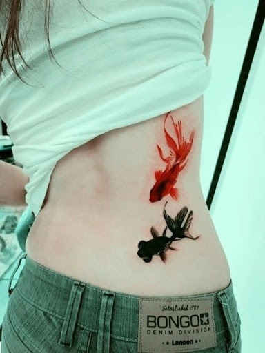 Peixes desenho de tatuagem para a menina na parte inferior das costas