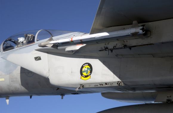 Rudal AIM-9X Sidewinder pada F-15C Eagle USAF