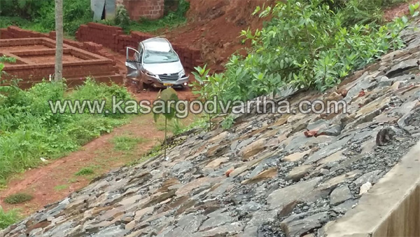 Kasaragod, Kerala, news, Accident, Injured, Car accident; driver injured