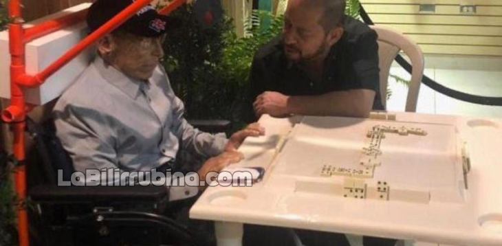 Velan anciano jugando dominó en Puerto Rico Carlos Mendez Irizarry