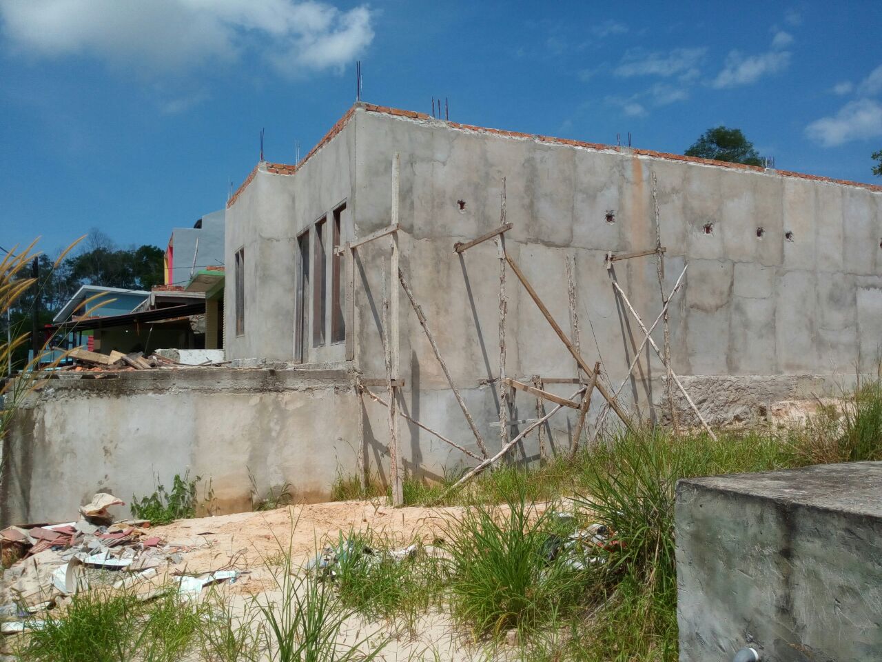 TFQ architects Desain Rumah Unfinished Material Balikpapan