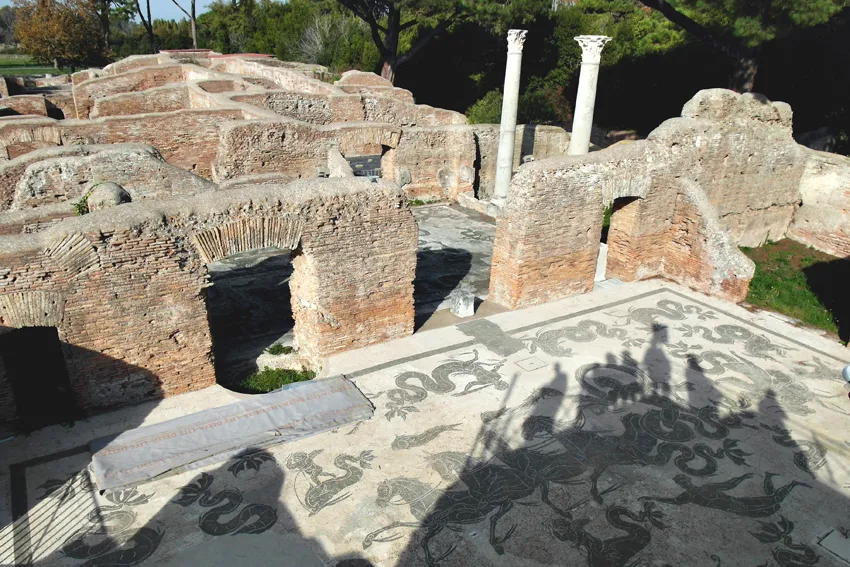 Czarno-białe mozaiki w Ostia Antica