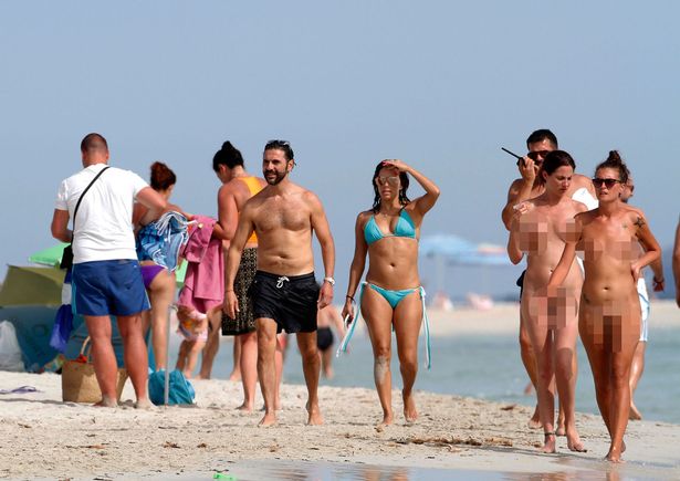 Eva Longoria & husband loved up at a nude beach in Ibiza.