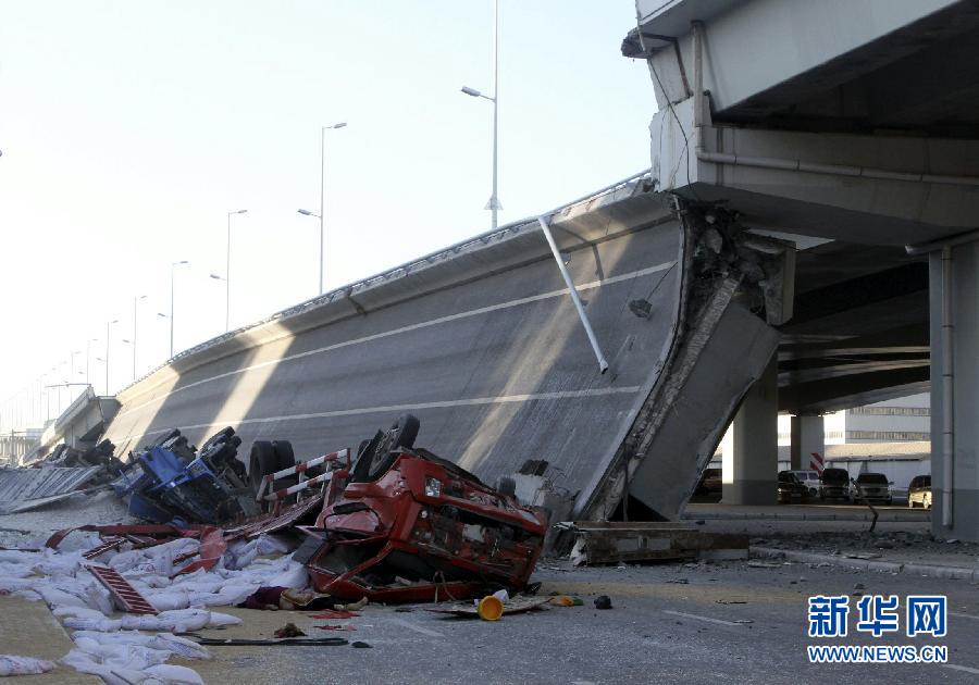 Разбитый мост. Упавший мост. В Китае рухнул мост. Крушение моста.