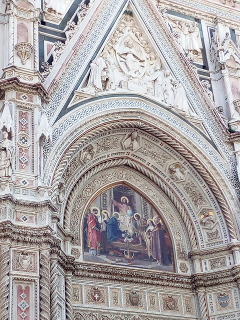 Détail fronton de l'entrée centrale du Duomo.