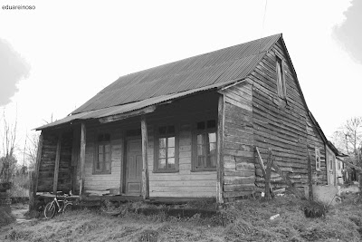 Ojos de Concepción: Casa en blanco y negro
