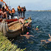 Deportistas peruanos y bolivianos nadan 30 horas en el Titicaca