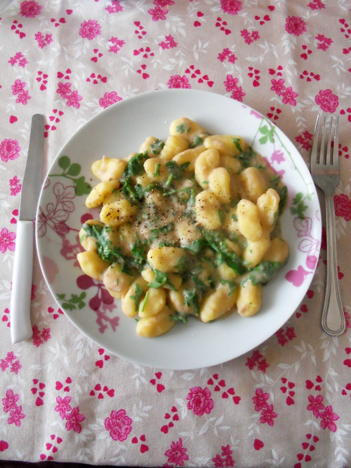 Pentole e Pochette Gnocchi con crema di fagioli e rucola