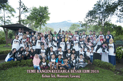Temu Kangen Keluarga Besar EBM 2018 Di Kebun Teh Wonosari II Foto bersama Keluarga Besar EBM di Kebun Teh Wonosari