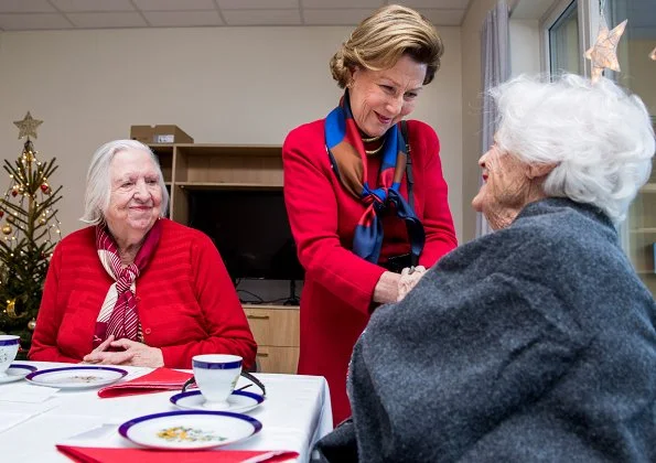 Queen Sonja of Norway made a Christmas visit to Hovseter nursing home (Hovseterhjemmet) in Oslo