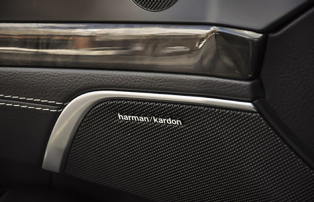 Hệ thống âm thanh Mercedes SL 400 Mercedes SL 400 sử dụng Hệ thống âm thanh vòm Harman Kardon