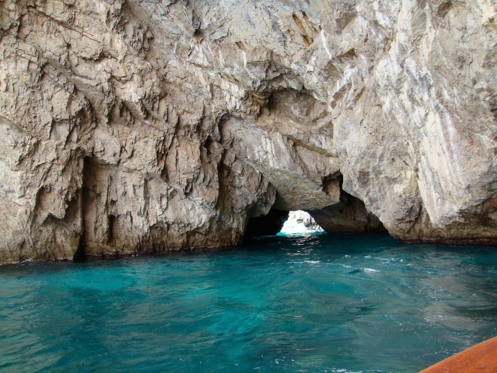 Vista de gruta em Capri, com o mar azul!