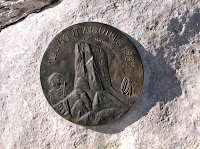 Placa y Medallón que Recuerdan la Primera Ascensión y los 500 Años de ella