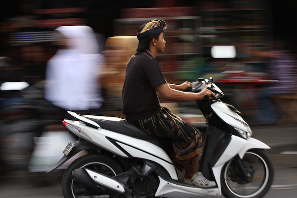 Tidak Memakai Helm, Orang - Orang Berikut Malah Memakai 5 Benda Ini Saat Berkendara