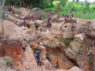Lihatlah Derita Para Penambang Ini yang Bertaruh Nyawa Demi Dapatkan Bahan Baku Ponsel Lihatlah Derita Para Penambang Ini yang Bertaruh Nyawa Demi Dapatkan Bahan Baku Ponsel