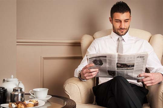 Hombre leyendo un periódico 